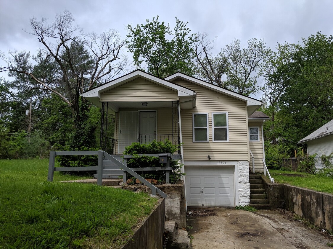 Primary Photo - 2 Bed 1 Bath With Garage