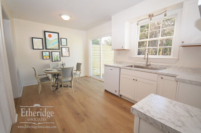 Foto del edificio - 2 Bed 1.5 Bath Townhome Apartment