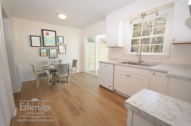 Building Photo - 2 Bed 1.5 Bath Townhome Apartment