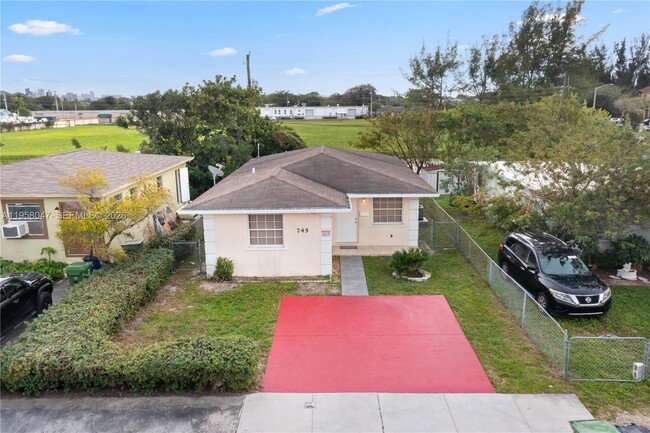 Foto del edificio - 745 NW 3rd Ct