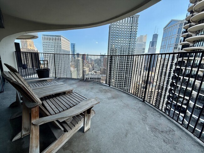 Foto del edificio - 300 N State St