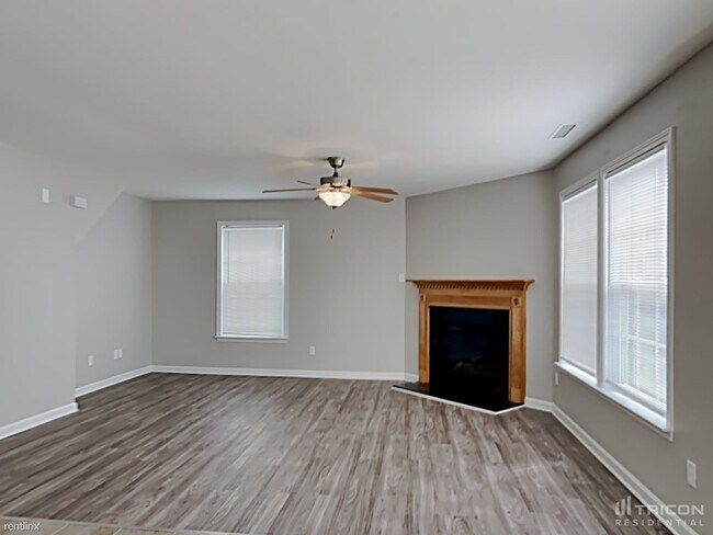 Building Photo - 806 Littleton Dr