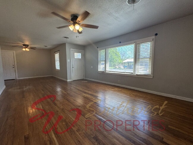 Foto del edificio - Large 3 bedroom 1 bath close to everything!