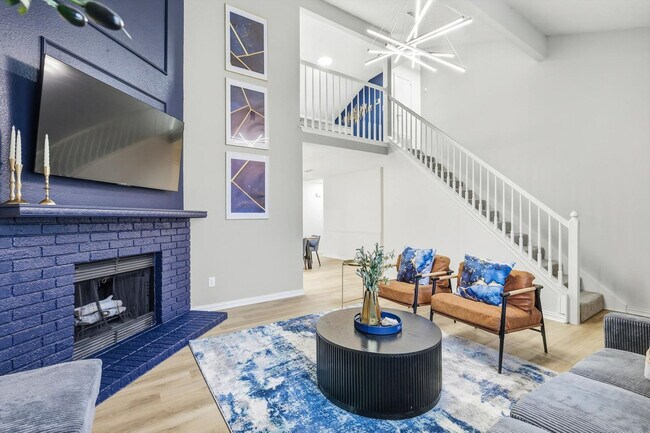 Building Photo - 2 St Charles Pl