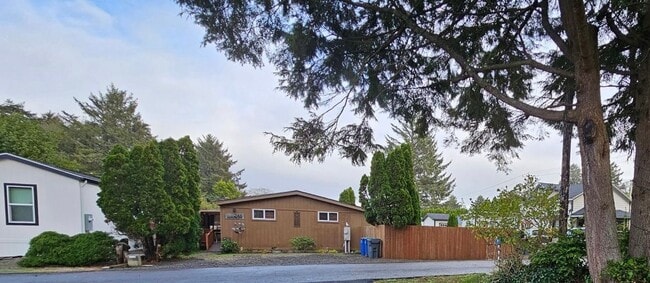 Building Photo - 246 SE Neptune Ave