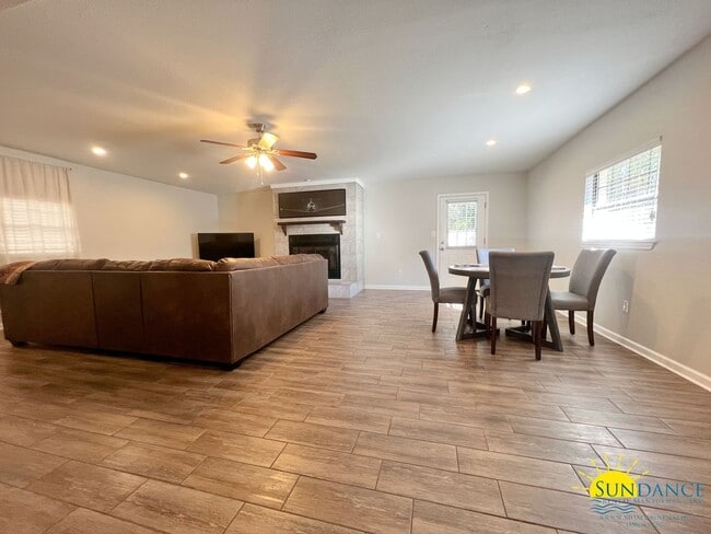 Building Photo - Gorgeous 3 Bedroom Home in Shalimar!