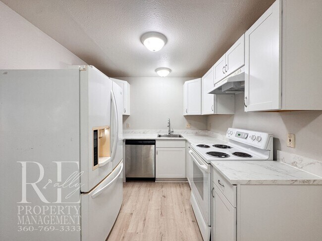 Foto del edificio - Refreshed 3-Bed Hefner Home with Private Lawn & Covered Parking
