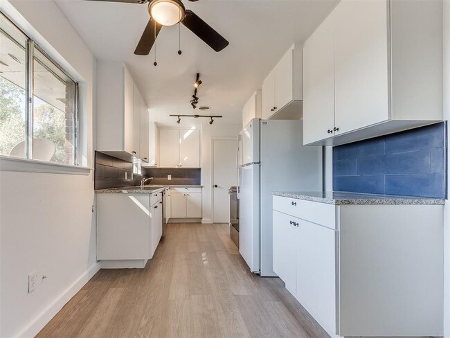 Building Photo - 2016 Melrose Dr