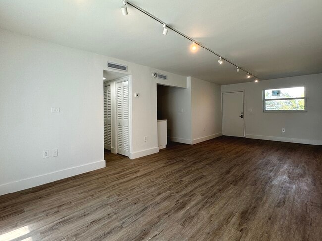 Building Photo - 61 Collins Ave