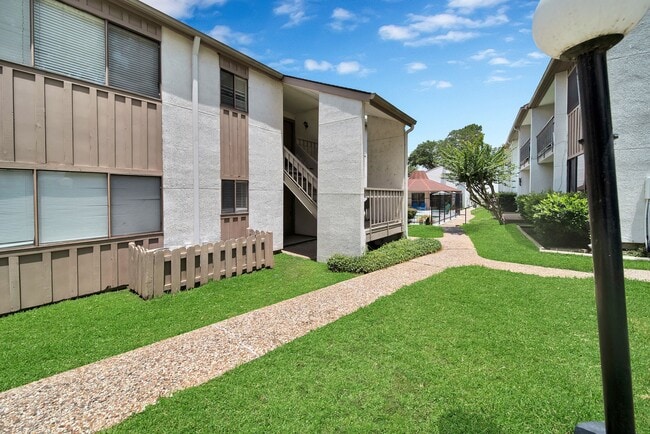 Building Photo - 12100 Melville Dr