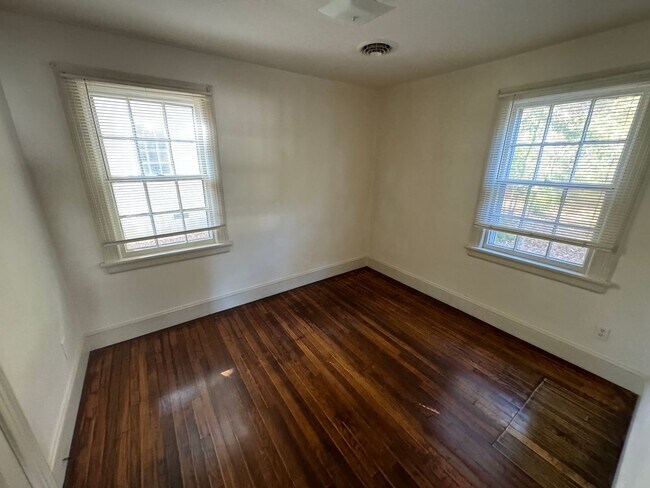 Building Photo - 2 Bedroom House