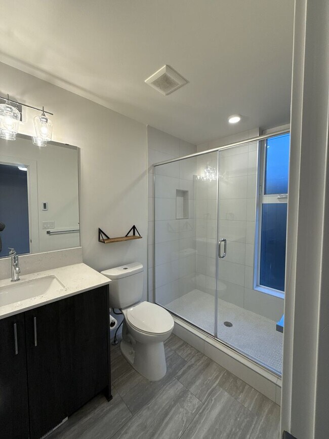 Foto del edificio - Free Rent Promotions! Modern 2-Bed, 2-Bath Townhome near Madison Valley – Exceptional Light, Desi...