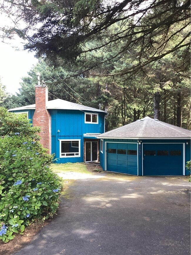Building Photo - 6989 SW Surfland St