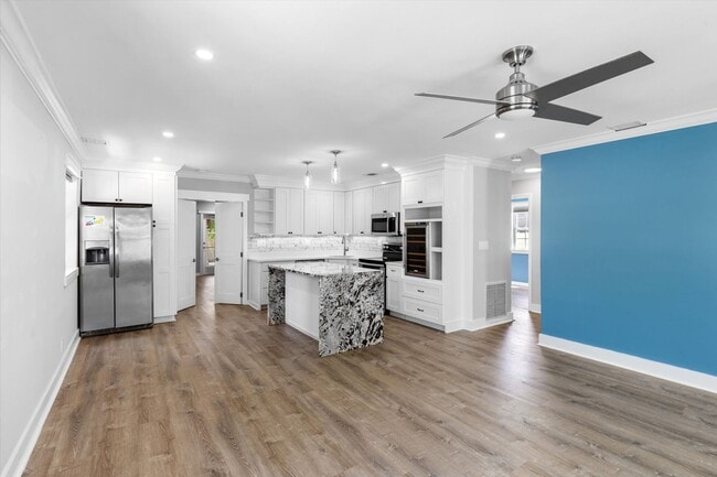 Building Photo - Newly Updated & Available for 1-Year Lease...