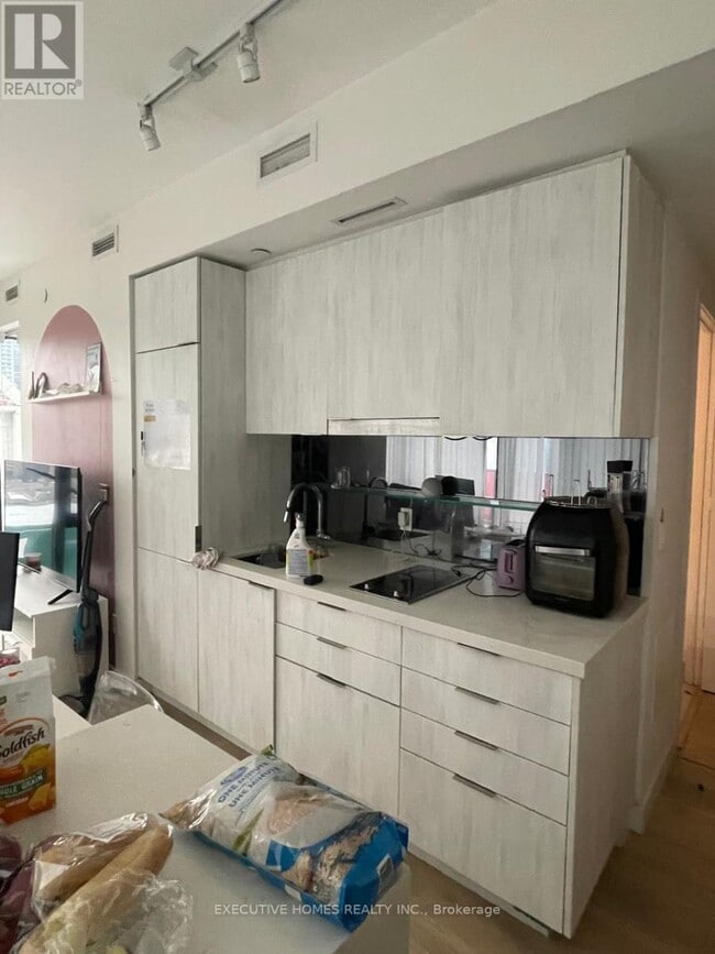 Building Photo - 215 Queen St W