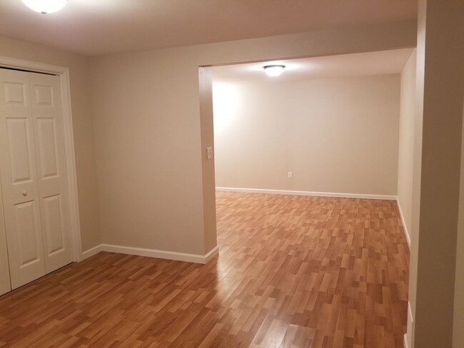 Building Photo - Townhouse located within walking distance ...