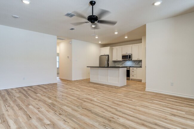 Foto del edificio - 2 Bedroom Townhome in Escondido - Frenship ISD