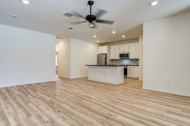 Building Photo - Brand New 2 Bedroom Townhome In Escondido