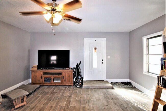 Foto del edificio - 815 Ravenwood Dr