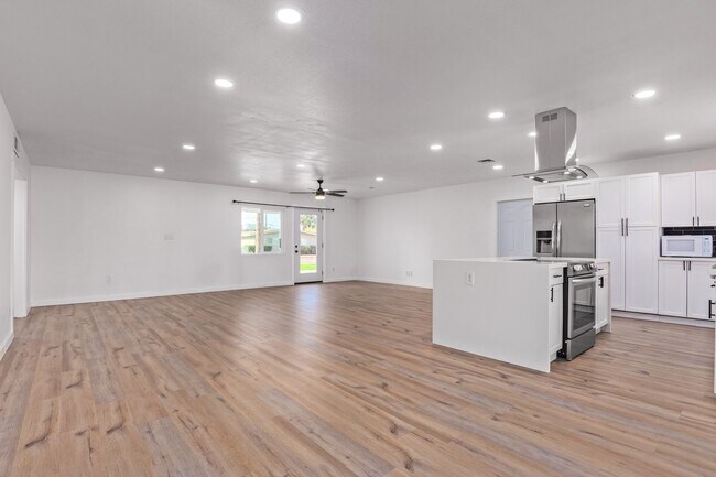 Foto del edificio - 4 bedroom 2 bath remodeled house for rent ...