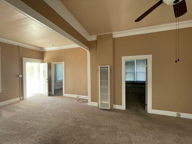 Foto del edificio - Spacious 3-Bed Home with Large Front & Backyard – Quiet Madera Living