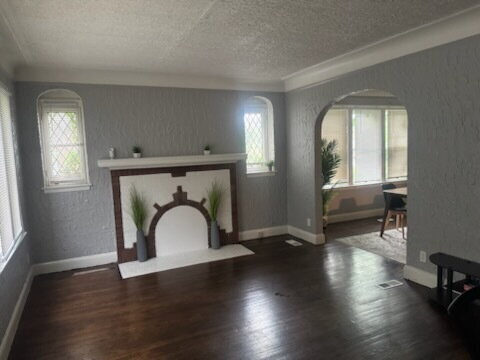 Foto principal - 2-Bedroom Duplex in Detroit's Heart – Comf...