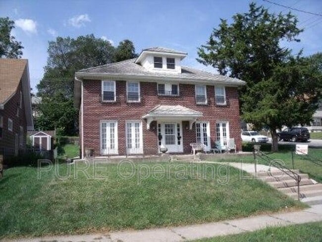 Building Photo - 1100-1102 S 35 Av