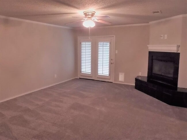 Building Photo - Beautifully Updated 3 bed 2 bath