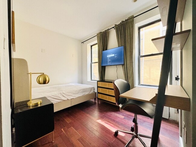 Building Photo - Furnished room/NOT APARTMENT