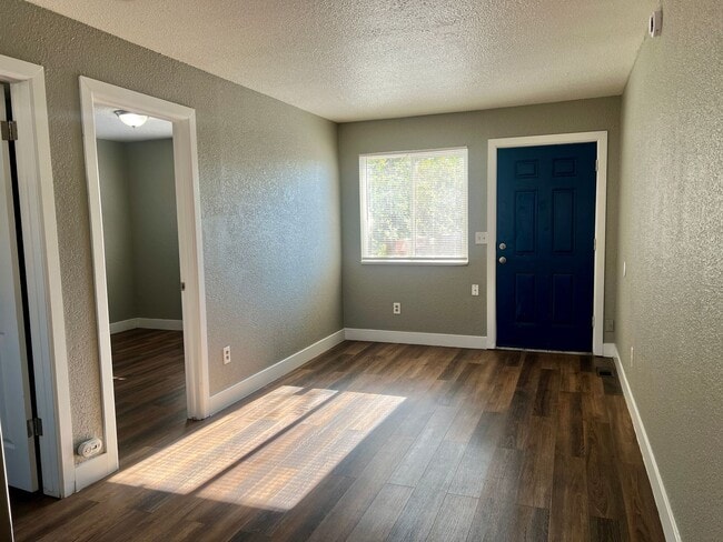 Building Photo - Backside Duplex in Park Hill Available!