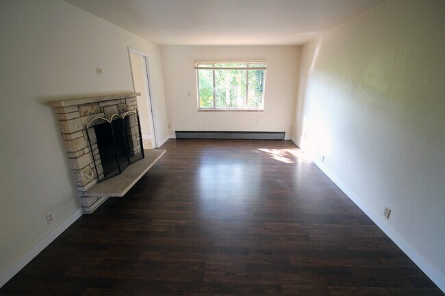 Foto del edificio - SPACIOUS, UPDATED 7 BEDROOM, 3 BATH, 2 KIT...
