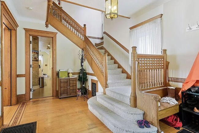 Foto del edificio - Unique 8 or 9 bedroom House Available Fall...