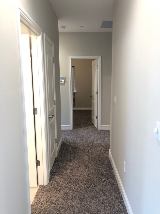 Foto del edificio - 483 Glendon Pl