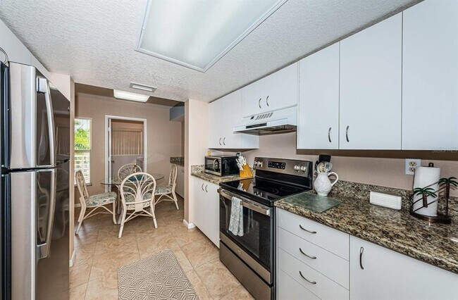 Building Photo - 6093 Bahia Del Mar Cir N