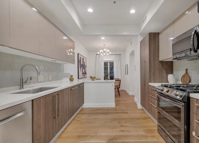 Foto del edificio - Hidden-Gem Townhouse in WeHo: 2 Bed/2.5 Bath, Private Entrance + Patios, 2 Parking, Norma Triangle