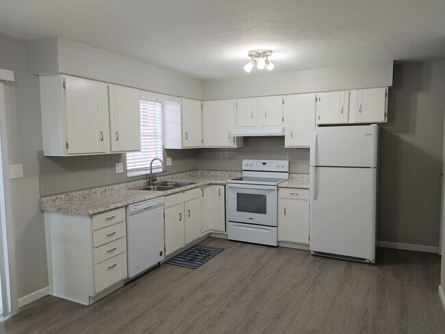 Building Photo - COZY TOWNHOME IN WILLOW TERRACE
