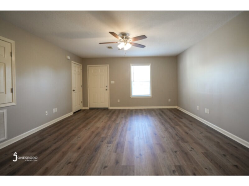 Building Photo - MEDALLION: Water &amp; Sewer Included!