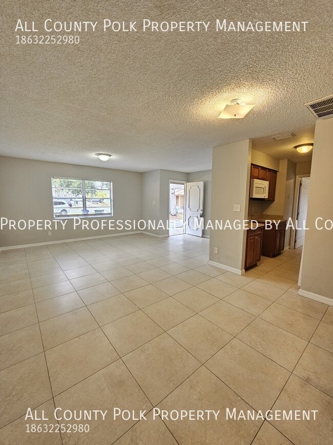 Foto del edificio - WOW! S. Lakeland 2 Bedroom 1 Bath Duplex