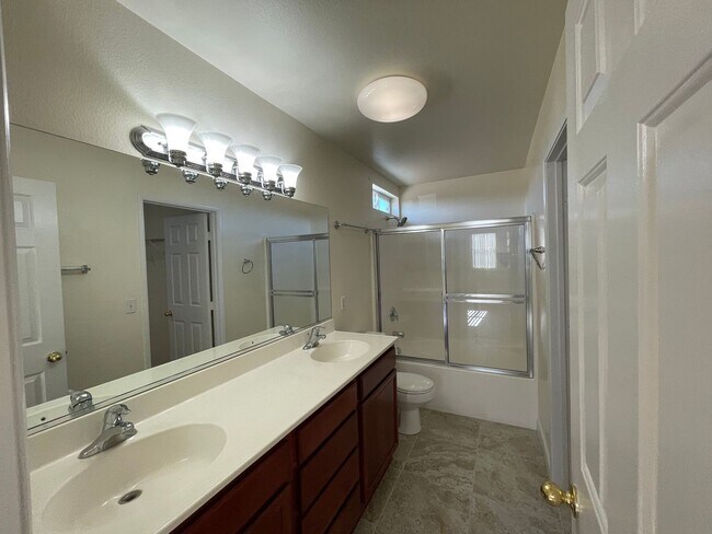 Foto del edificio - Apple Valley Home in The Vineyards- 3 Bedrooms, 2 Bathrooms, 2 Car Garage, New Flooring