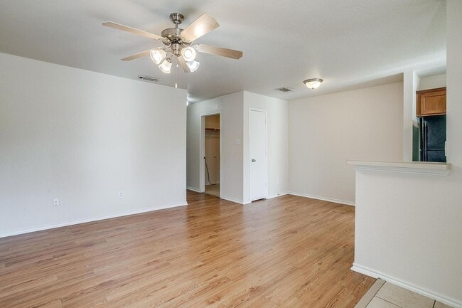 Foto del edificio - Half of Duplex Ready for New Tenants- 3 Bed, 2 Bath- Near the Historic Stockyards- 76164