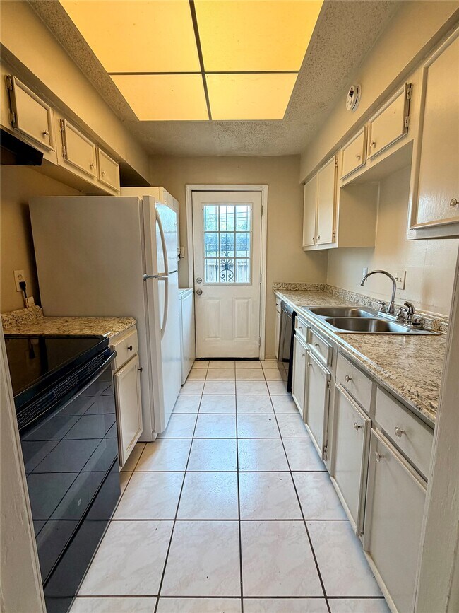 Foto del edificio - 7700 Creekbend Dr