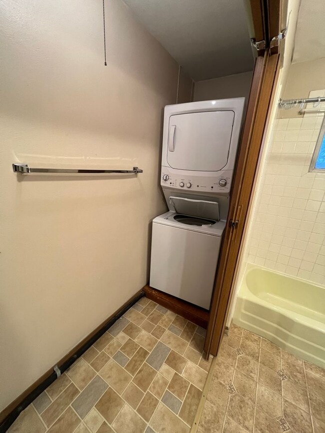 Building Photo - Three Bedroom!