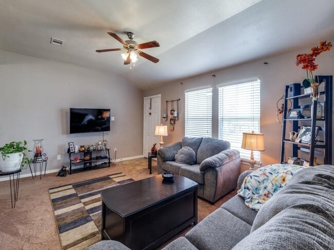 Building Photo - 9651 Oak Hill Dr