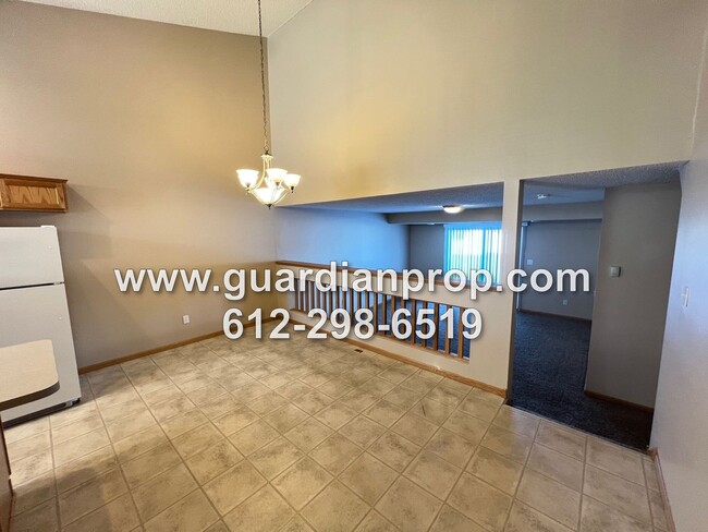 Foto del edificio - Townhouse Available May 1, Vaulted Ceiling...