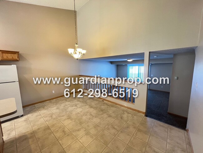 Foto del edificio - Townhouse Available Now, Vaulted Ceilings,...