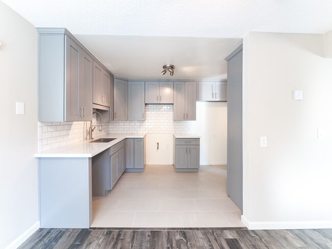 Foto del edificio - 3030 Montrose Ave