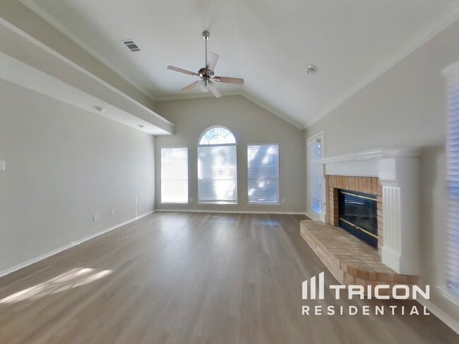 Building Photo - 2085 Amherst Dr