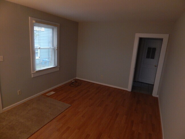 Foto del edificio - Lower Level, 1 Bedroom Apartment Near Johnnie Mercer's Pier, Includes Utilities and Off Street Pa...