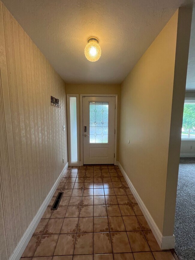 Building Photo - Spacious Family Home in Highland High School Area – Pocatello, ID!