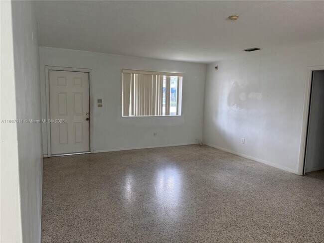 Foto del edificio - 8942 SW 16th St